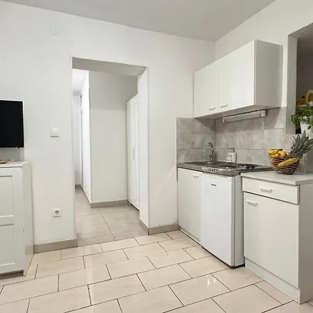 Vela * Макарська