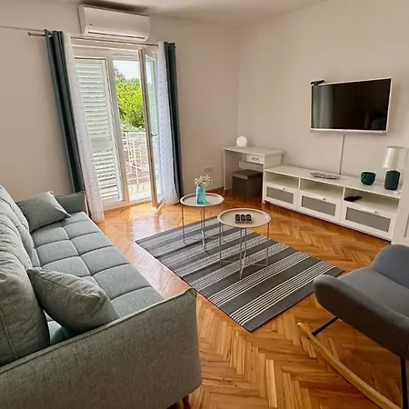 Vela Макарська