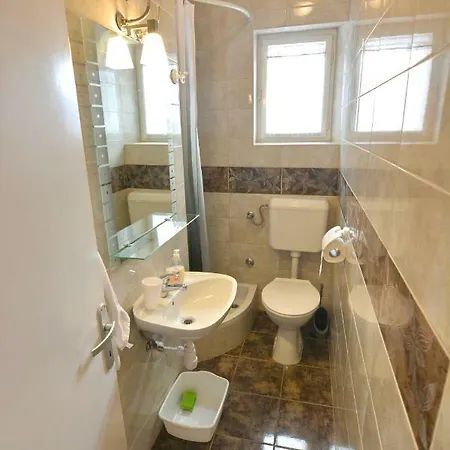 Vela Макарська